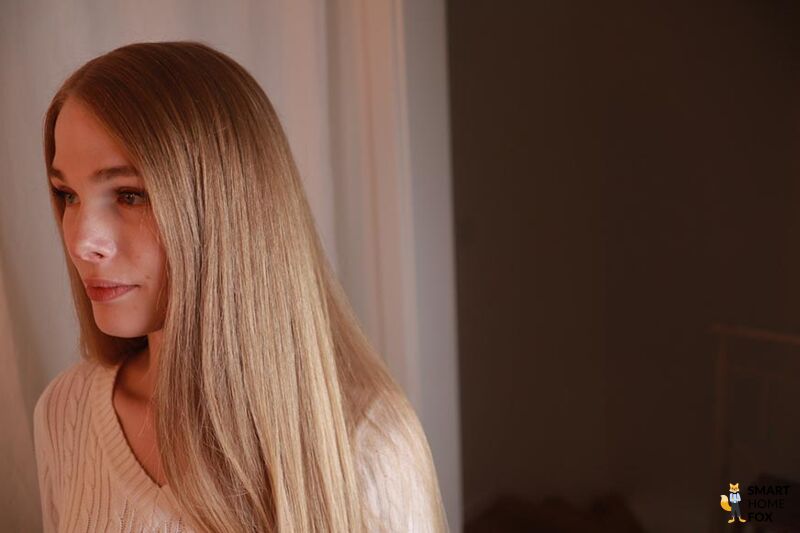 Man sieht die glatten Haare, die mit dem Dyson Corrale gestylt wurden.